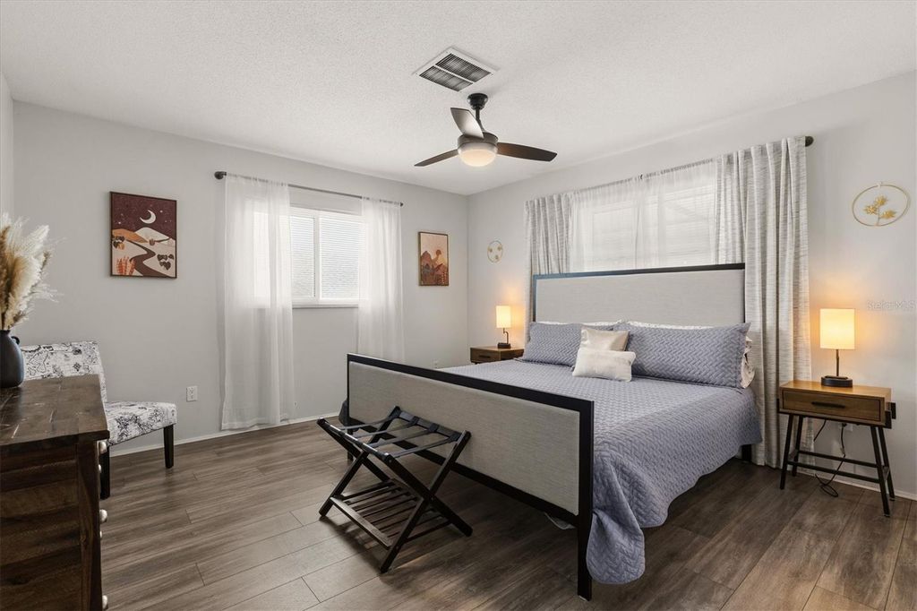 Image 20 of property listing at 3310 SIESTA DRIVE, Venice, FL 34293