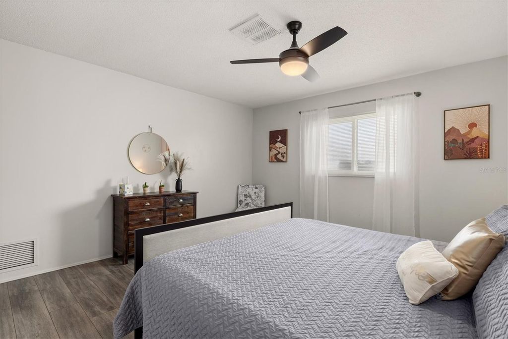 Image 22 of property listing at 3310 SIESTA DRIVE, Venice, FL 34293