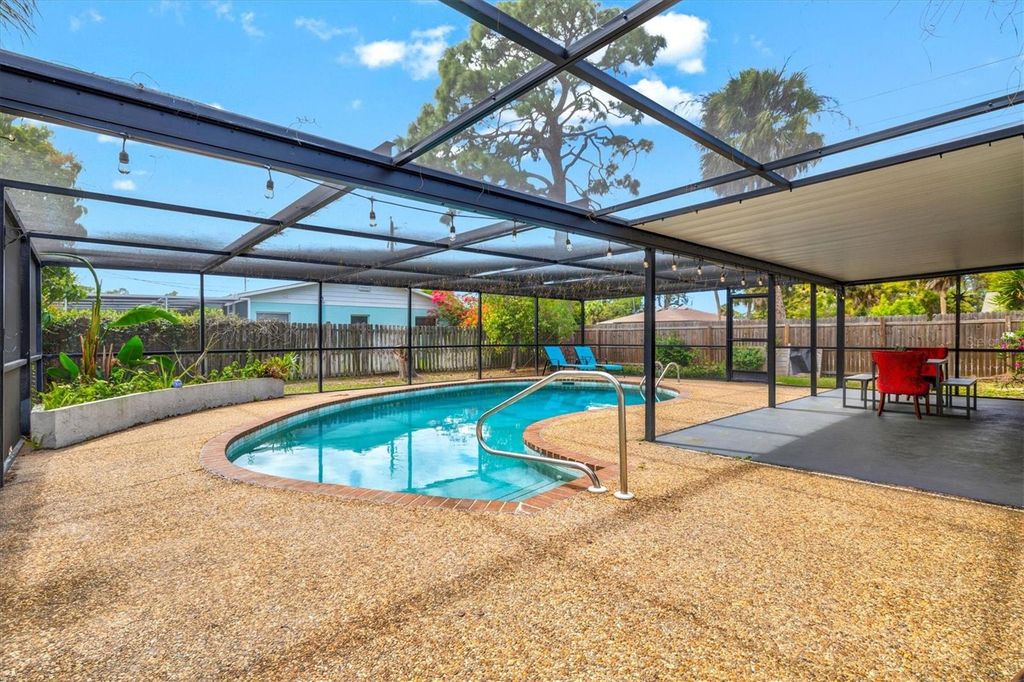 Image 37 of property listing at 3310 SIESTA DRIVE, Venice, FL 34293