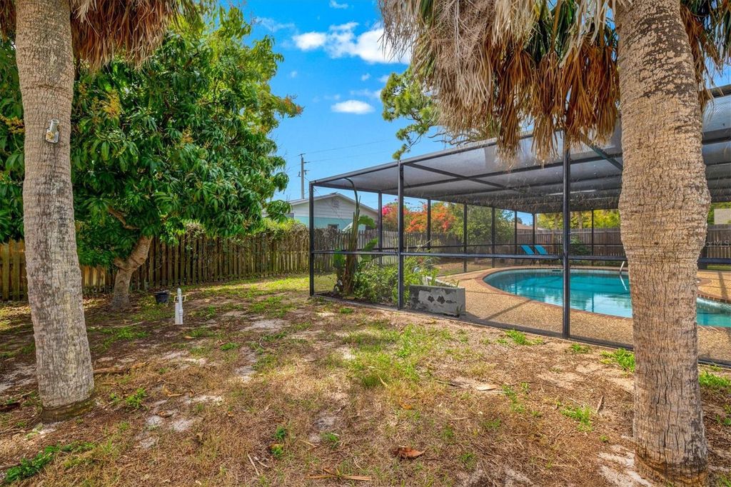 Image 40 of property listing at 3310 SIESTA DRIVE, Venice, FL 34293