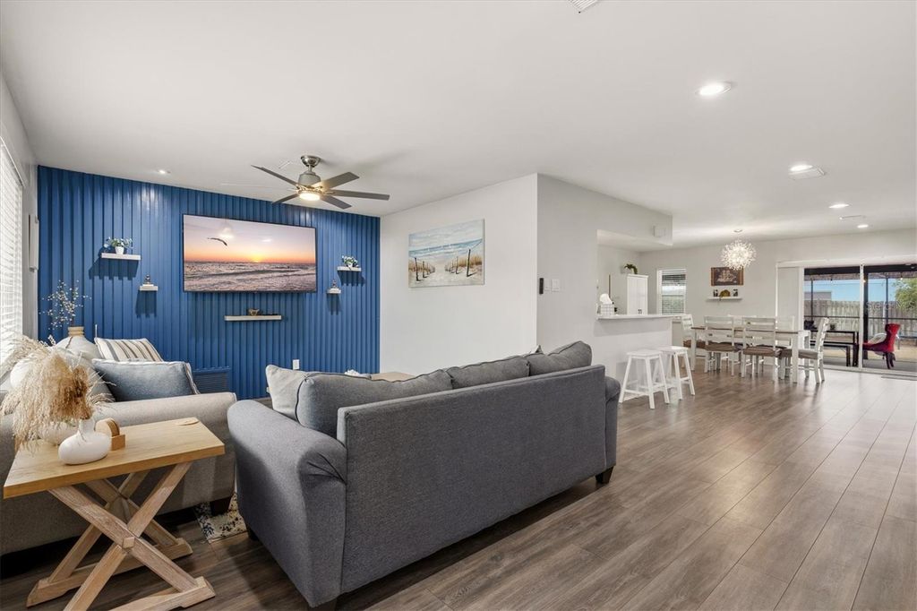 Image 6 of property listing at 3310 SIESTA DRIVE, Venice, FL 34293