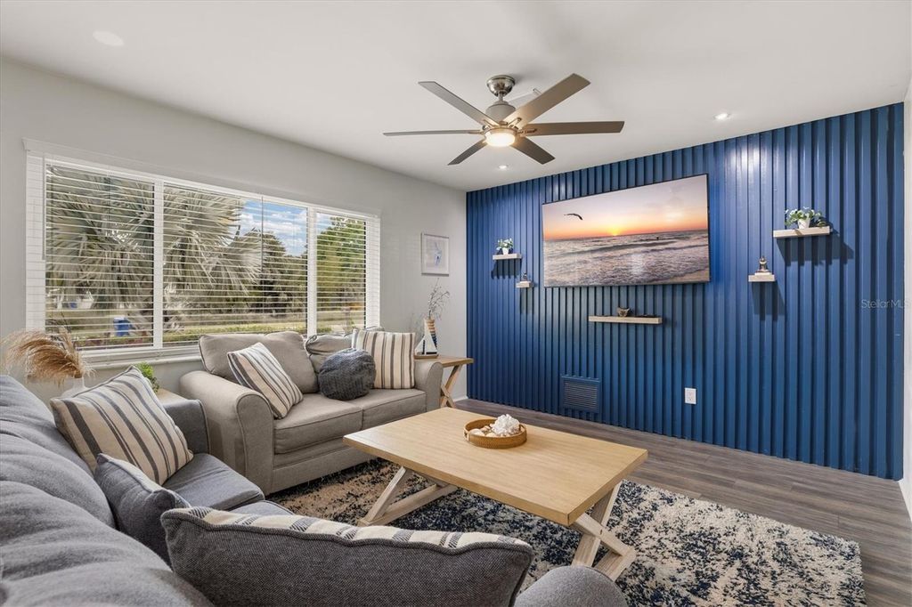 Image 8 of property listing at 3310 SIESTA DRIVE, Venice, FL 34293