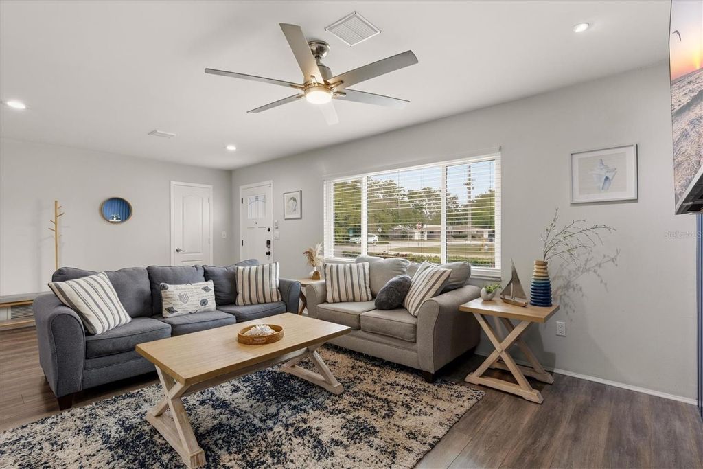 Image 9 of property listing at 3310 SIESTA DRIVE, Venice, FL 34293