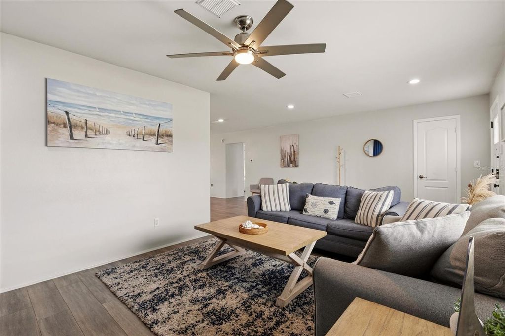 Image 10 of property listing at 3310 SIESTA DRIVE, Venice, FL 34293