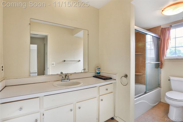 22001 E 11 Mile Road, St. Clair Shores, MI 48081