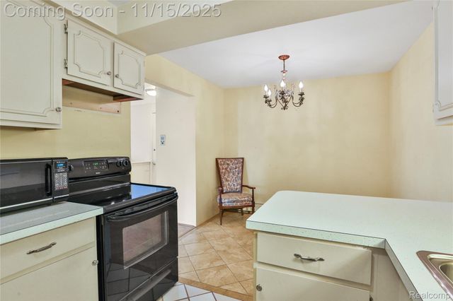 22001 E 11 Mile Road, St. Clair Shores, MI 48081