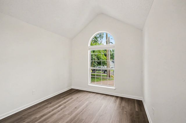 111 Cedar Bend Ct, La Vergne, TN 37086