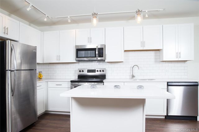 35 VAN NYDECK Avenue 202, Beacon, NY 12508