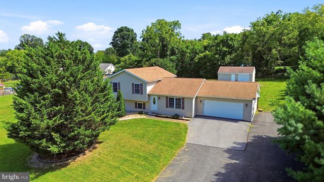388 CAMELOT BLVD, Falling Waters, WV 25419