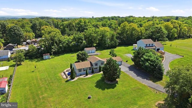 388 CAMELOT BLVD, Falling Waters, WV 25419