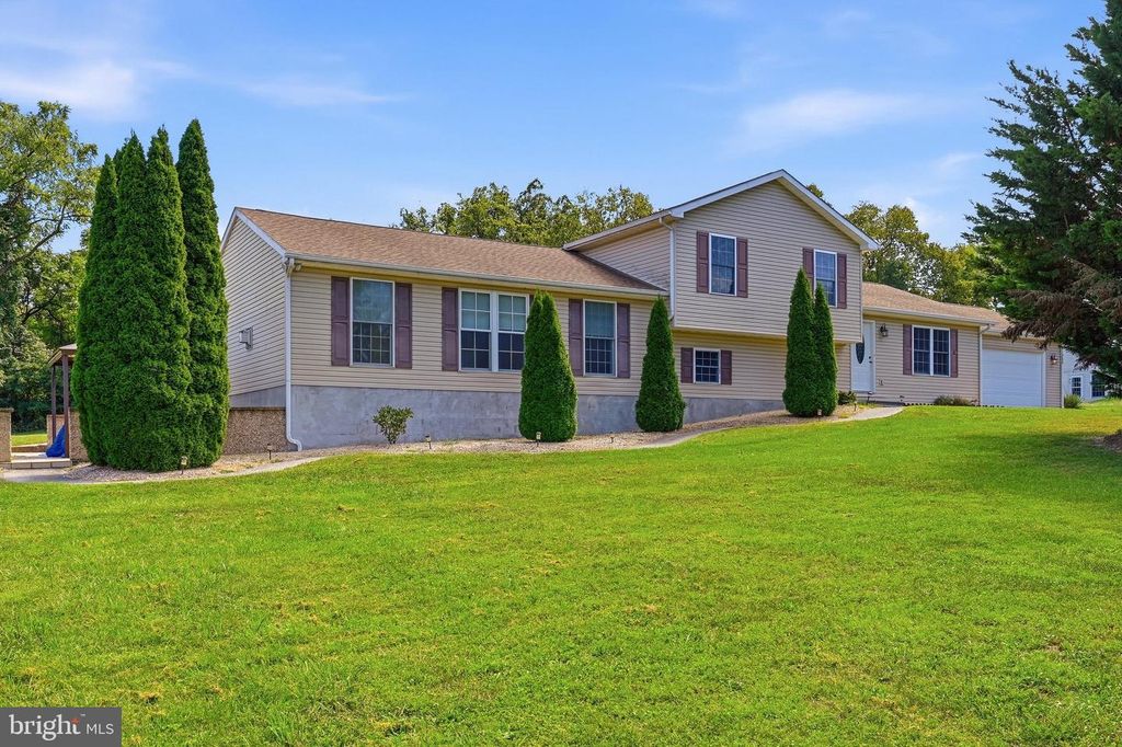 388 CAMELOT BLVD, Falling Waters, WV 25419