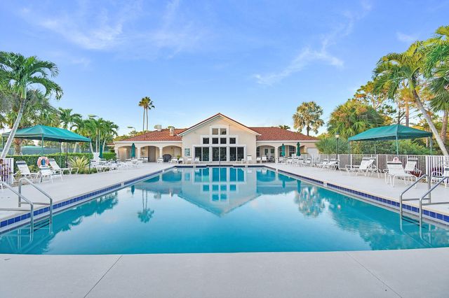 6848 SE Twin Oaks Cir, Stuart, FL 34997