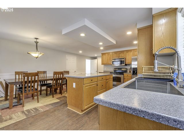 211 Se 33RD Ave, Hillsboro, OR 97123