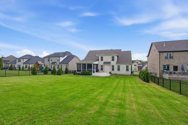 269 Crooked Creek Ln, Hendersonville, TN 37075