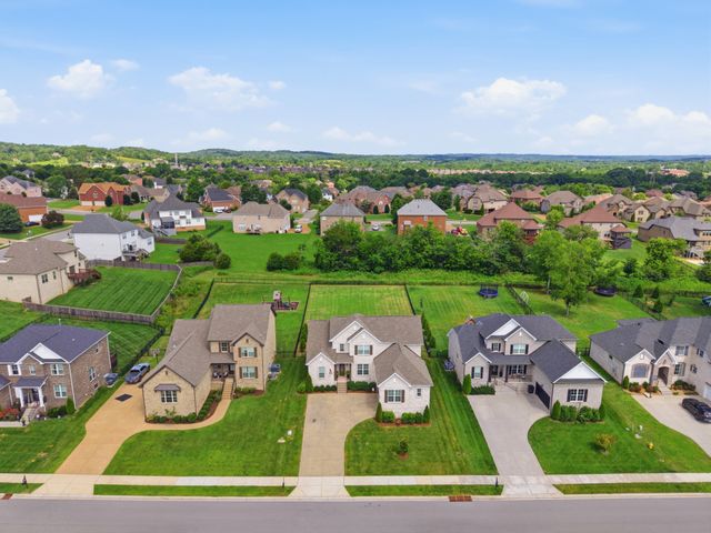 269 Crooked Creek Ln, Hendersonville, TN 37075