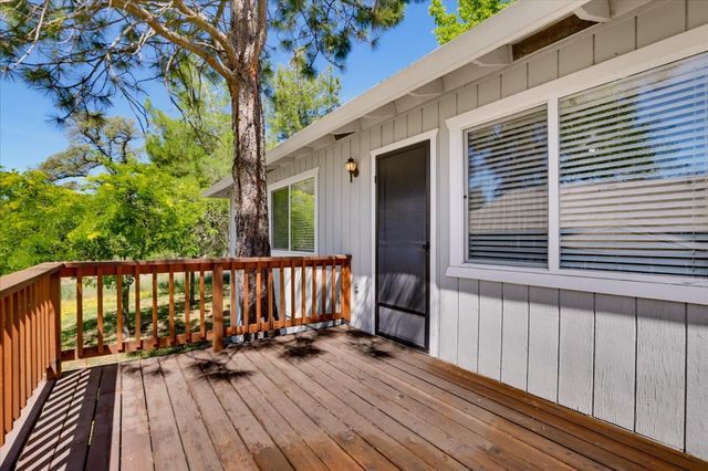 23198 Lone Pine Dr, Auburn, CA 95602