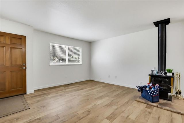 23198 Lone Pine Dr, Auburn, CA 95602