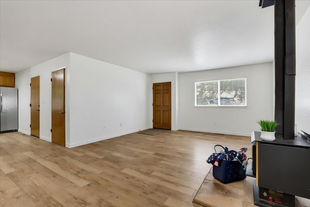 23198 Lone Pine Dr, Auburn, CA 95602