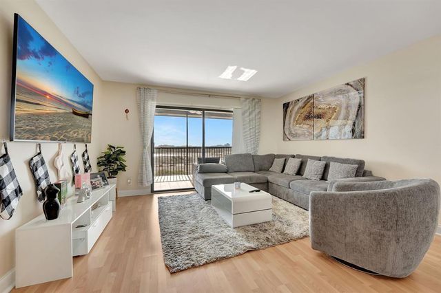 2200 S Cypress Bend Drive 905, Pompano Beach, FL 33069
