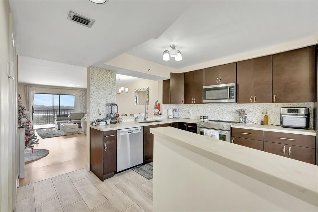 2200 S Cypress Bend Drive 905, Pompano Beach, FL 33069