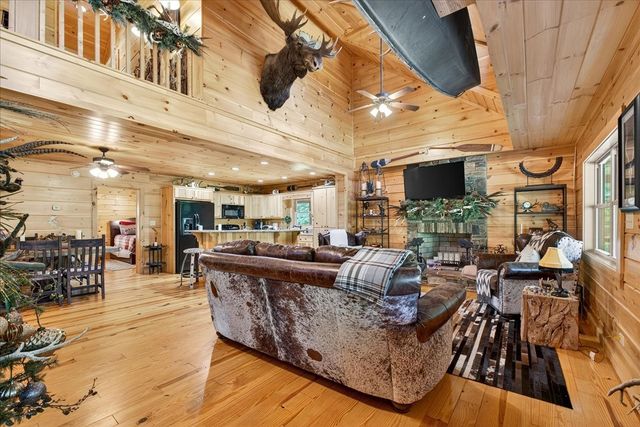 3975 Jarman Hollow Rd, Palmyra, TN 37142