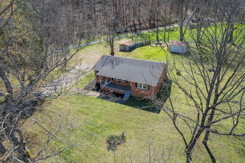 755 Briar Pond Rd, Centerville, TN 37033