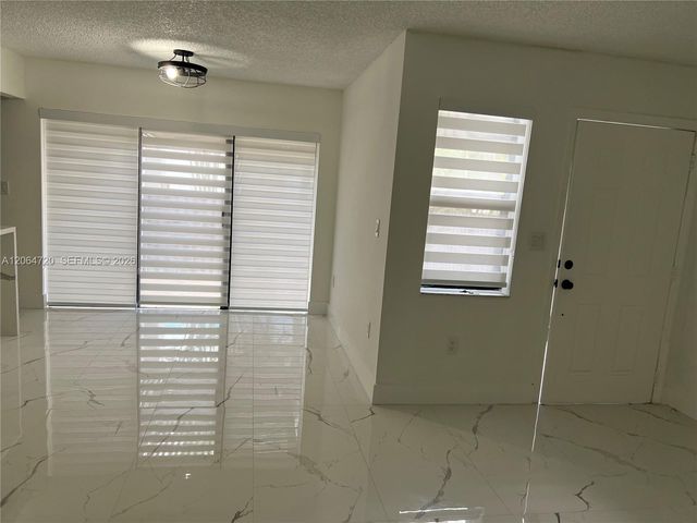 9990 NW 9th St Cir 102, Miami, FL 33172