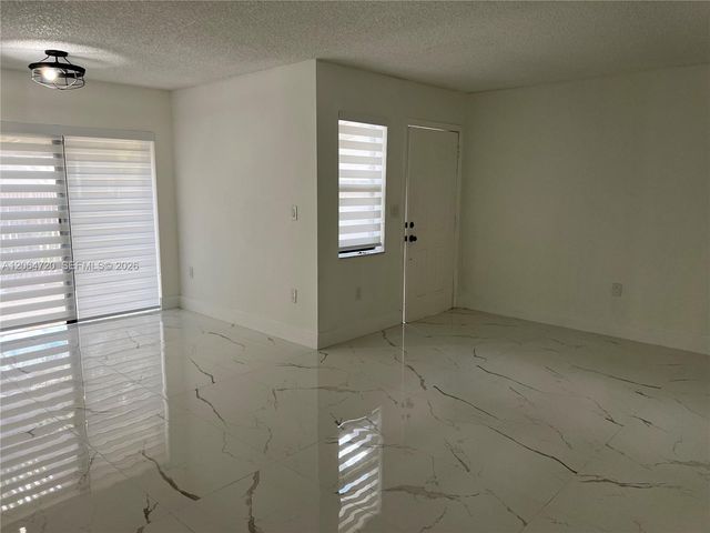 9990 NW 9th St Cir 102, Miami, FL 33172