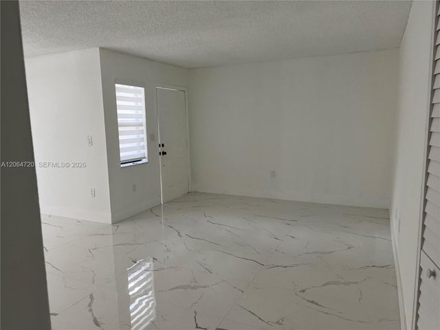 9990 NW 9th St Cir 102, Miami, FL 33172