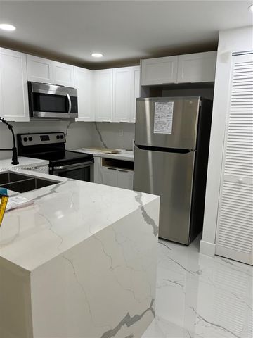 9990 NW 9th St Cir 102, Miami, FL 33172
