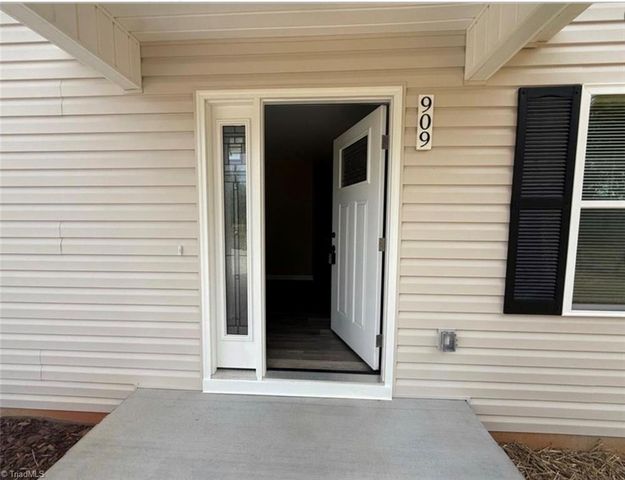 907 Eleanor Drive, Lexington, NC 27295