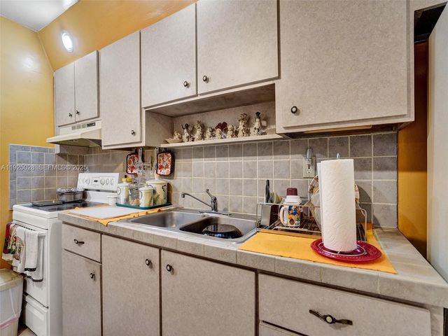 2770 NW 193rd Ter, Miami Gardens, FL 33056