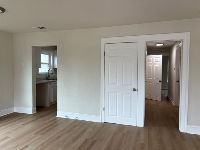 628 S westmoreland Road, Dallas, TX 75211