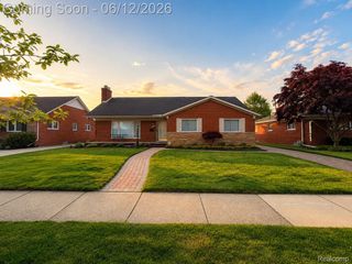 20085 Wedgewood Drive, Grosse Pointe Woods, MI 48236