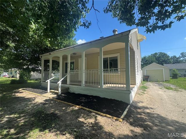 916 E College Avenue, Greenville, IL 62246