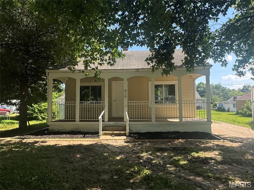916 E College Avenue, Greenville, IL 62246