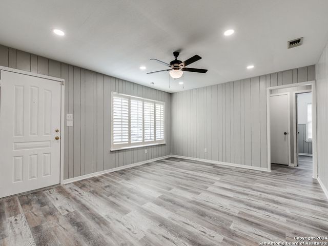 215 MIDLAND DR, San Antonio, TX 78219