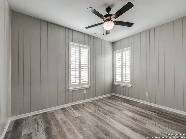 215 MIDLAND DR, San Antonio, TX 78219