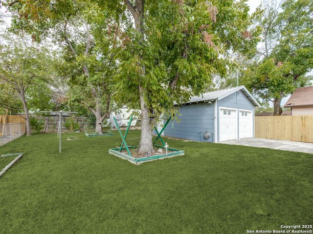 215 MIDLAND DR, San Antonio, TX 78219