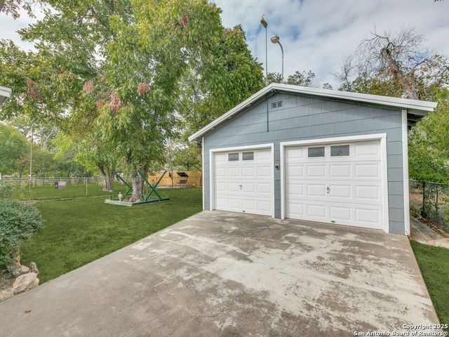 215 MIDLAND DR, San Antonio, TX 78219