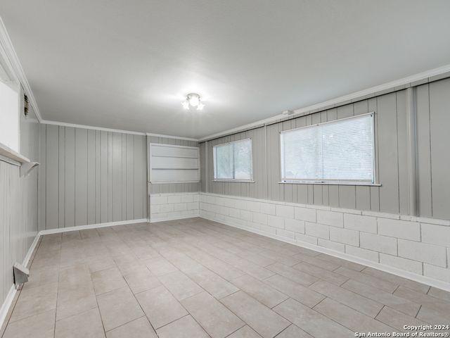 215 MIDLAND DR, San Antonio, TX 78219