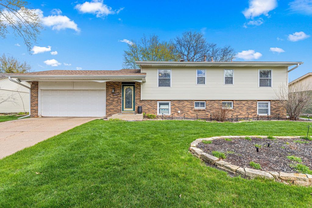 10203 Raven Street NW, Coon Rapids, MN 55433