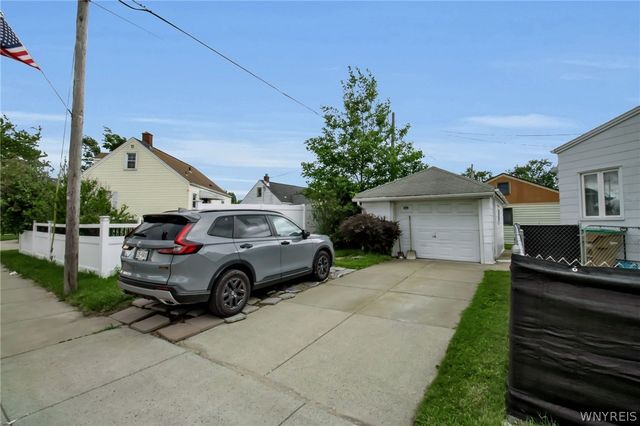 5 Greenleaf Lane, Cheektowaga, NY 14225