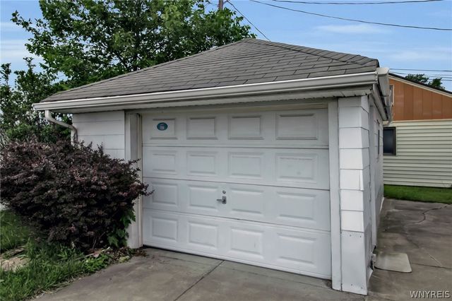 5 Greenleaf Lane, Cheektowaga, NY 14225