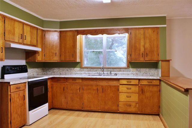 1630 Montezuma Street, Columbus, TX 78934