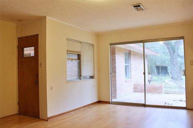 1630 Montezuma Street, Columbus, TX 78934