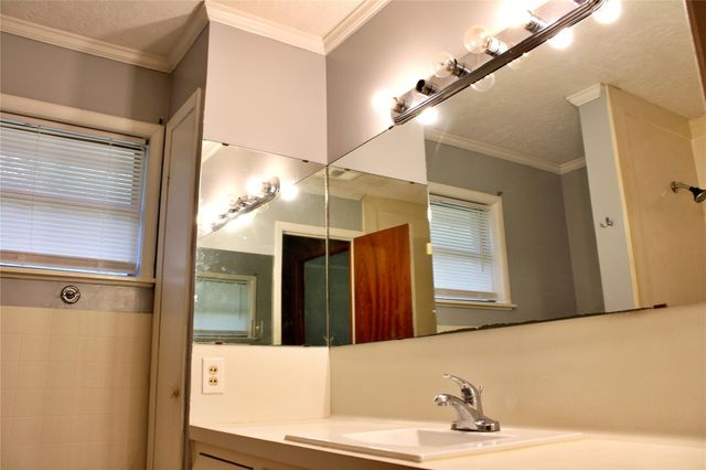 1630 Montezuma Street, Columbus, TX 78934