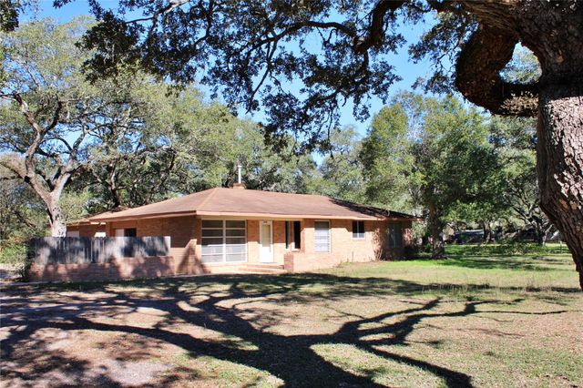 1630 Montezuma Street, Columbus, TX 78934