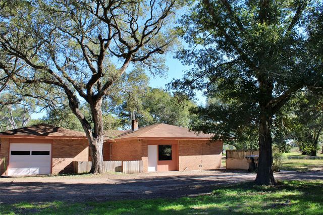 1630 Montezuma Street, Columbus, TX 78934