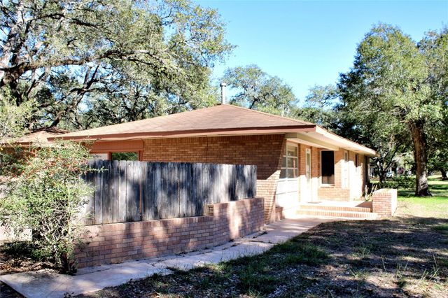1630 Montezuma Street, Columbus, TX 78934